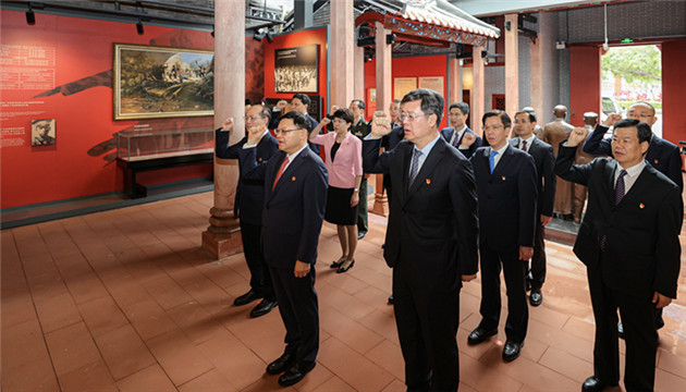 【中共百年 深圳故事】深圳市委常委班子集體瞻仰中共寶安縣第一次黨員代表大會舊址重溫入黨誓詞