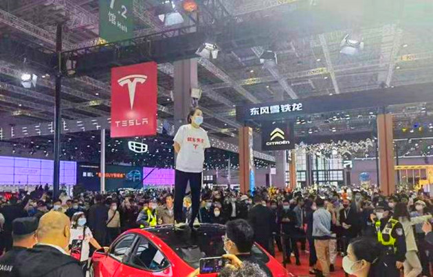 特斯拉回應陶琳被車頂維權女車主起訴：依法應訴