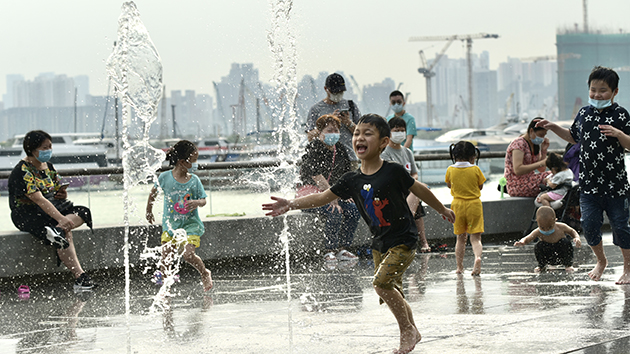 有片丨觀塘海濱音樂噴泉維修後重開 市民對水務衛生有看法