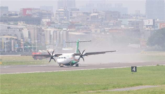 立榮航空一飛機疑爆胎迫降 消防緊急出動