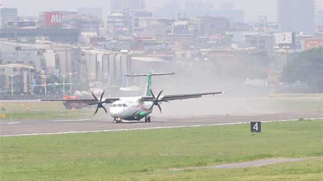 台灣立榮航空一班機爆胎迫降 機上70多人平安