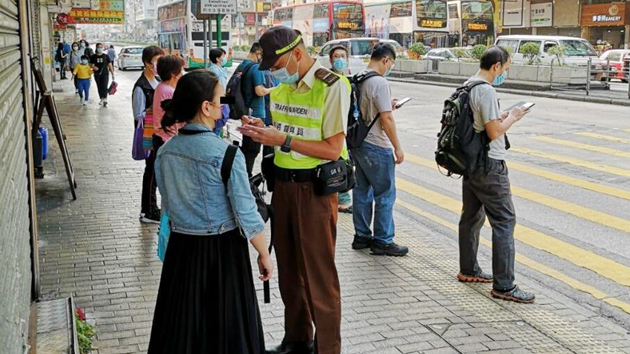 警方深水埗打擊交通違例 發逾900張告票拖走3車
