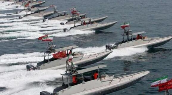 伊朗13艘快艇高速逼近美艦隊 美方連開30槍