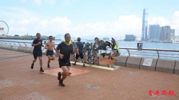 圖集 | 中環海濱長廊煥然一新 龜兔賽跑裝飾寓意深刻