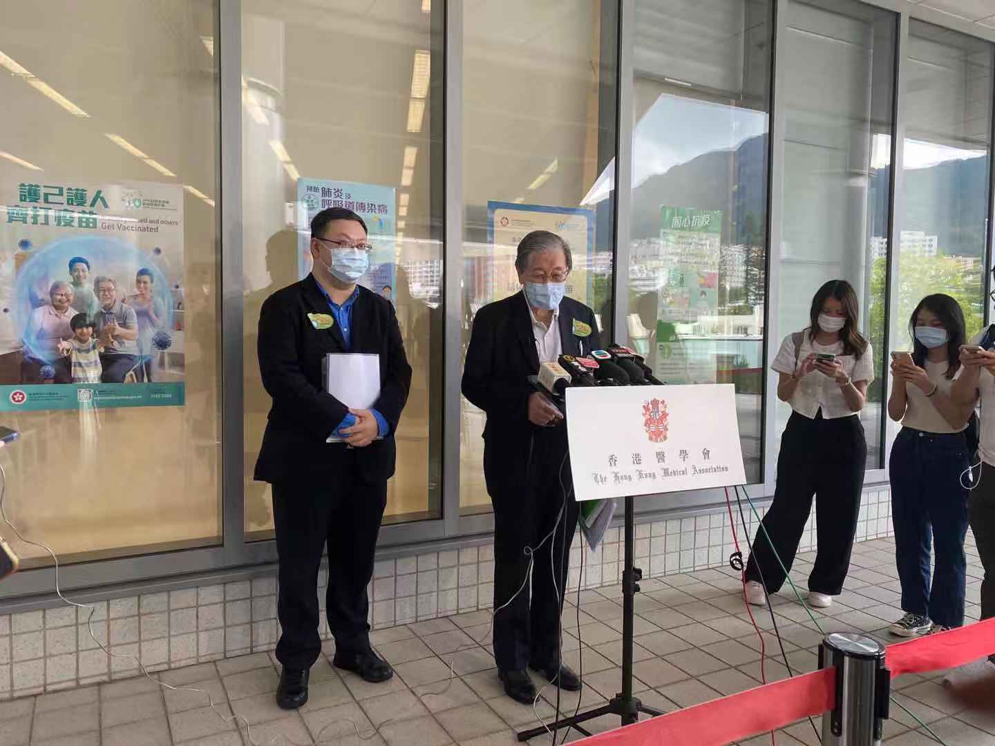  醫學會會長蔡堅接種復必泰疫苗 聶德權到場支持