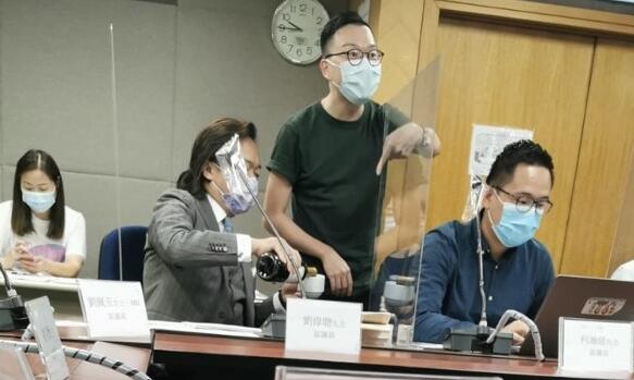 泛民區議員開會公然飲紅酒 區議會主席竟稱無須警告