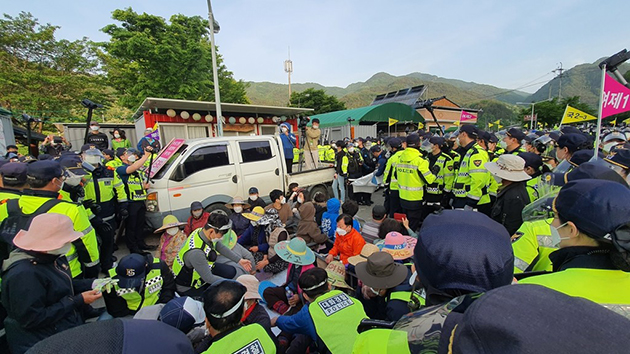 韓國「薩德」基地運入物資 警民發生對峙