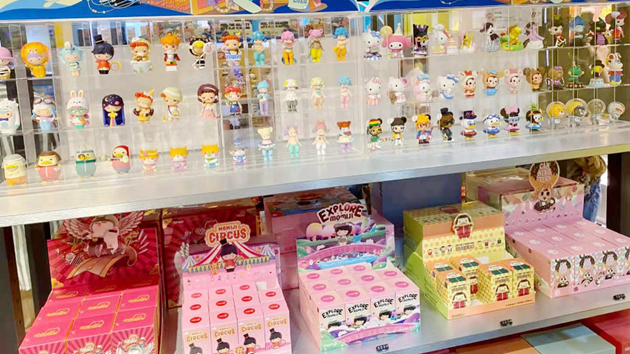 【玩樂】盲盒熱潮 奇趣玩偶展示櫃