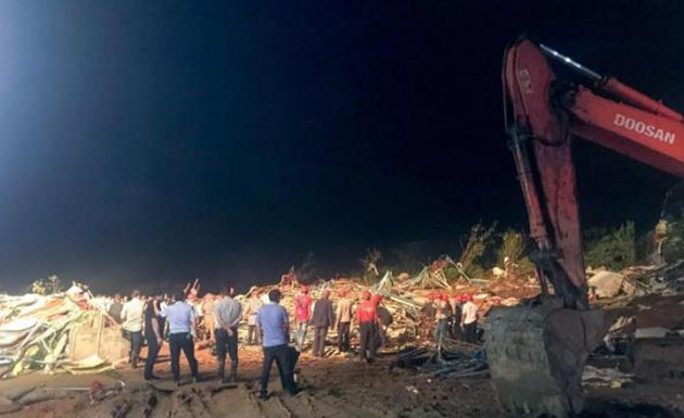 直擊武漢龍卷風災現場：大樹攔腰斬斷 廠房屋頂掀翻