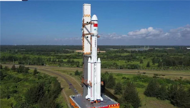 天舟二號貨運飛船船箭組合體轉運至發射區