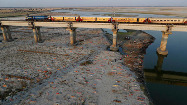 恆河已打撈出上千具浮屍 印度官員稱是「河葬習俗」與新冠無關