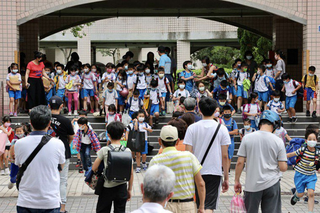 全台「停課不停學」且「停課不停班」 家長哀號不斷