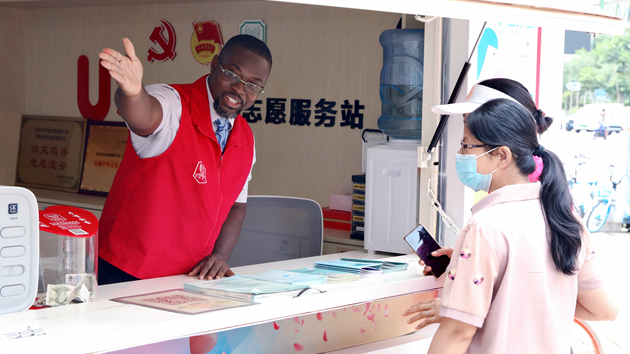 弗朗西斯：志願服務，靚麗風景----寶安國際青年志願服務U站站長