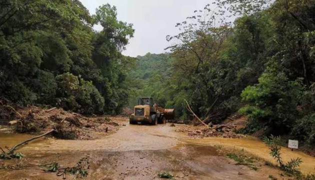 廣東龍門龍華出現大面積山體滑坡 當地正組織搶通