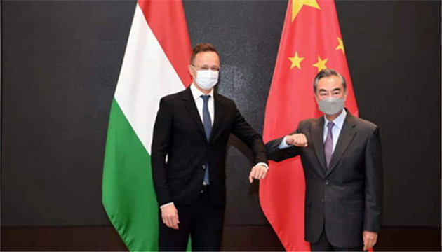 王毅同匈牙利外長西雅爾多舉行會談