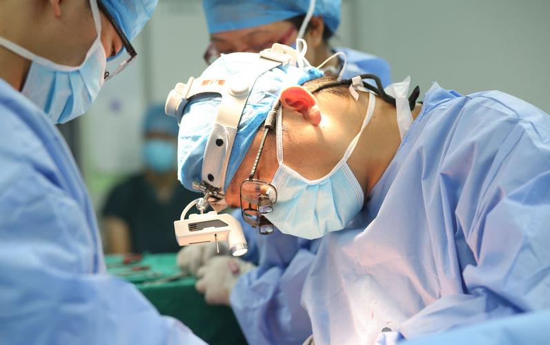 【商報圖說】本港非本地培訓醫生佔比嚴重偏低