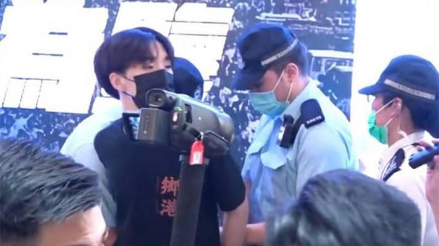 「賢學思政」旺角設街站 警舉藍旗拘捕召集人王逸戰