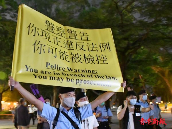 現場直擊｜警方在銅鑼灣一帶戒備 多次舉旗警告非法集結者