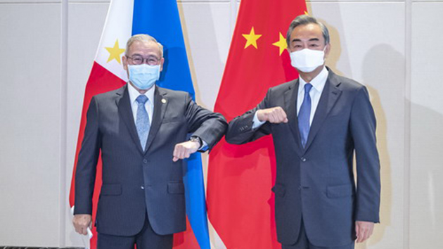 王毅會見菲律賓外長洛欽