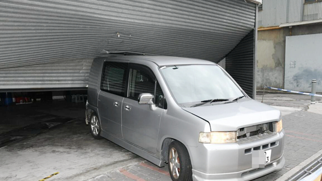 掛假牌私家車撞毀粉嶺運輸署指定驗車中心閘門