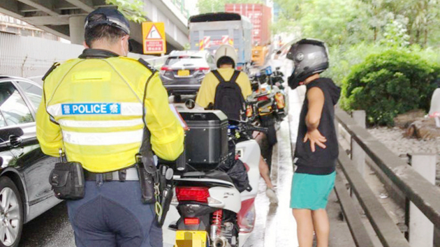 警方港島打擊司機不專注駕駛 發282張告票