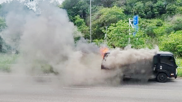 粉嶺公路有靈車突然起火 無人受傷