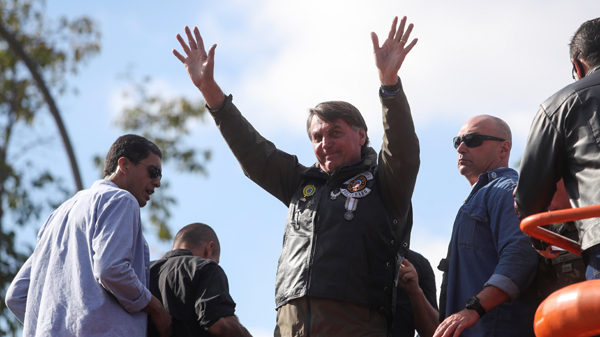 巴西總統出席集會時未配合防疫被罰款