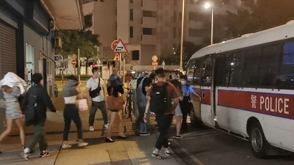 警方突巡酒吧食肆  逾150人涉違限聚令被票控