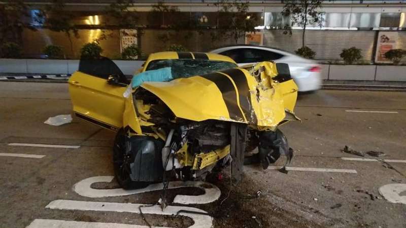 油麻地跑車疑失控撞垃圾車 男乘客送院搶救不治