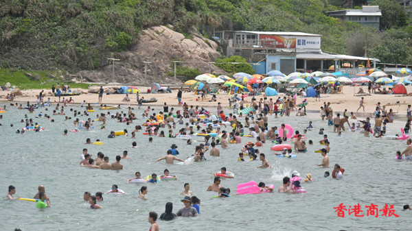 圖集 | 港島石澳泳灘：嬉戲「龍舟水」 清涼過端陽