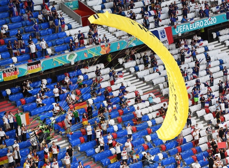 環保抗議者乘滑翔傘大鬧歐洲盃賽場：多人受傷 法國隊主帅險遇襲