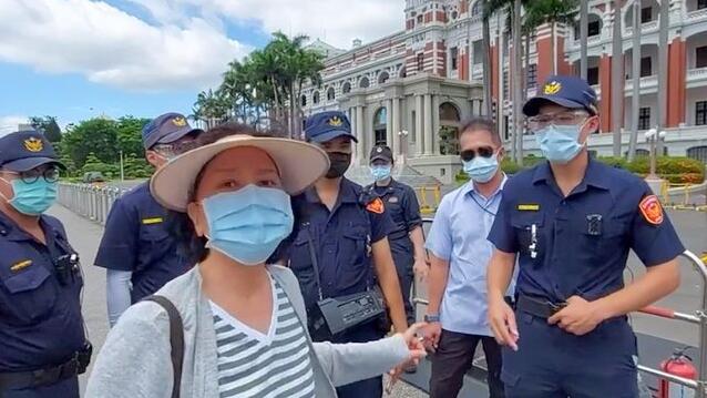 前新聞局長鍾琴赴府前陳情要疫苗遇阻