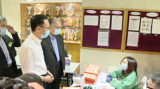 有片｜外展隊為港鐵720名職員接種 聶德權籲更多公交機構安排員工打針