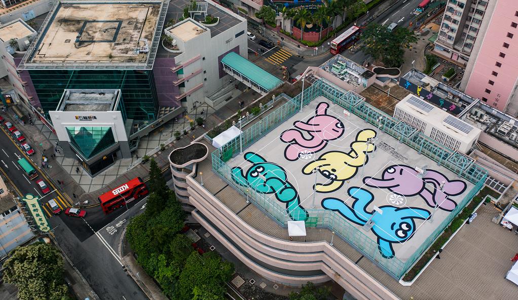 【玩樂】舊鞋新生！2萬舊波鞋變身巨型彩繪打卡位