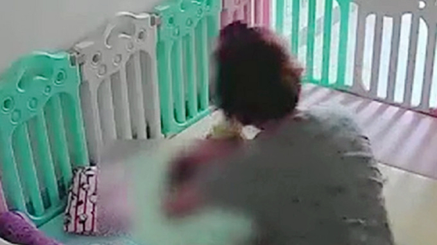 有片｜女嬰拒飲奶被掟落墊 保姆疑涉虐兒被捕