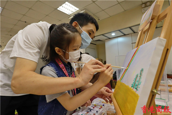 圖集 | 暖心！父親與子女共繪溫馨「畫面」