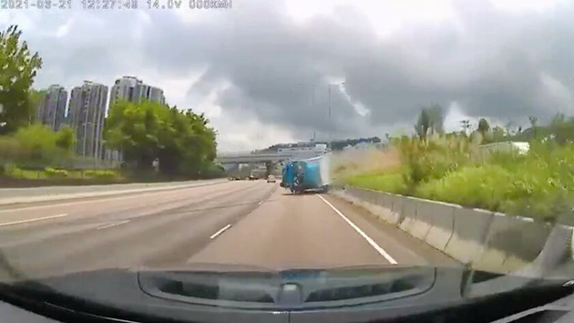 有片｜私家車瘋狂連切3條行車線 貨車避閃不及翻側