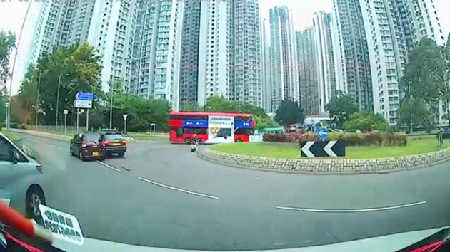 有片｜將軍澳兩輛私家車相撞 司機受傷送院治理