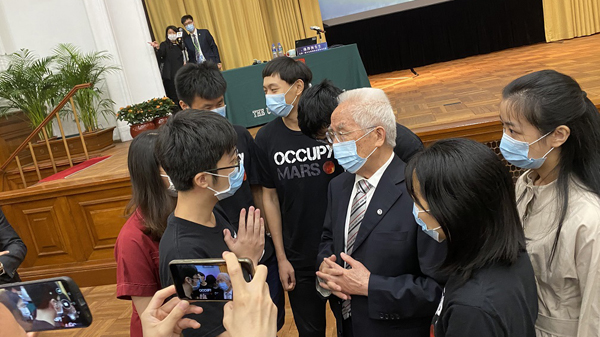 有片 | 聽眾搶與龍樂豪合影 青年學子抓緊機會請教