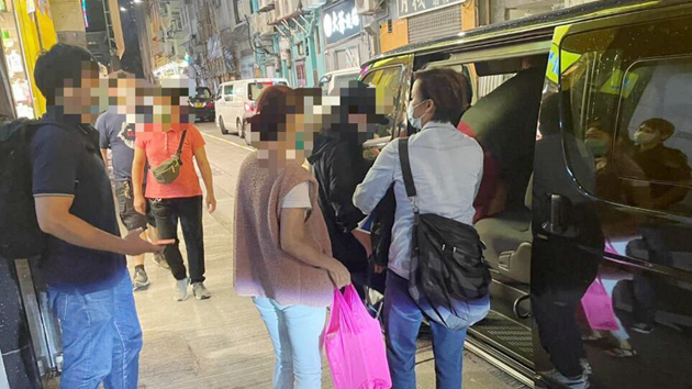 警方搗破西區非法麻將賭檔及違規食肆 拘8人票控66人