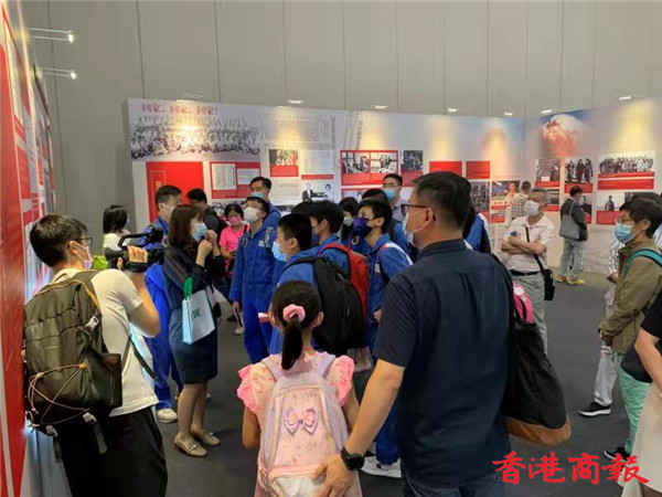 圖集 | 市民踴躍前往會展中心觀展 期待近距離觀看月壤