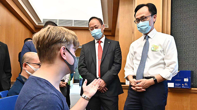 約200名浸大師生外展接種新冠疫苗 聶德權到場視察