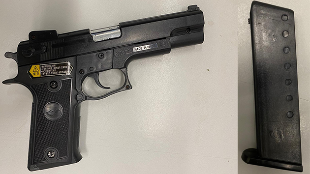 銅鑼灣一名男子涉嫌藏有仿製槍械被捕