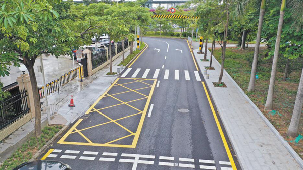 深圳灣口岸步行通道 進行拓寬及提升改造