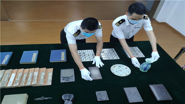 廣州海關向文物部門移交83件查獲的走私文物