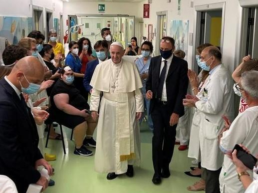 教宗方濟各結腸手術休養10日後出院