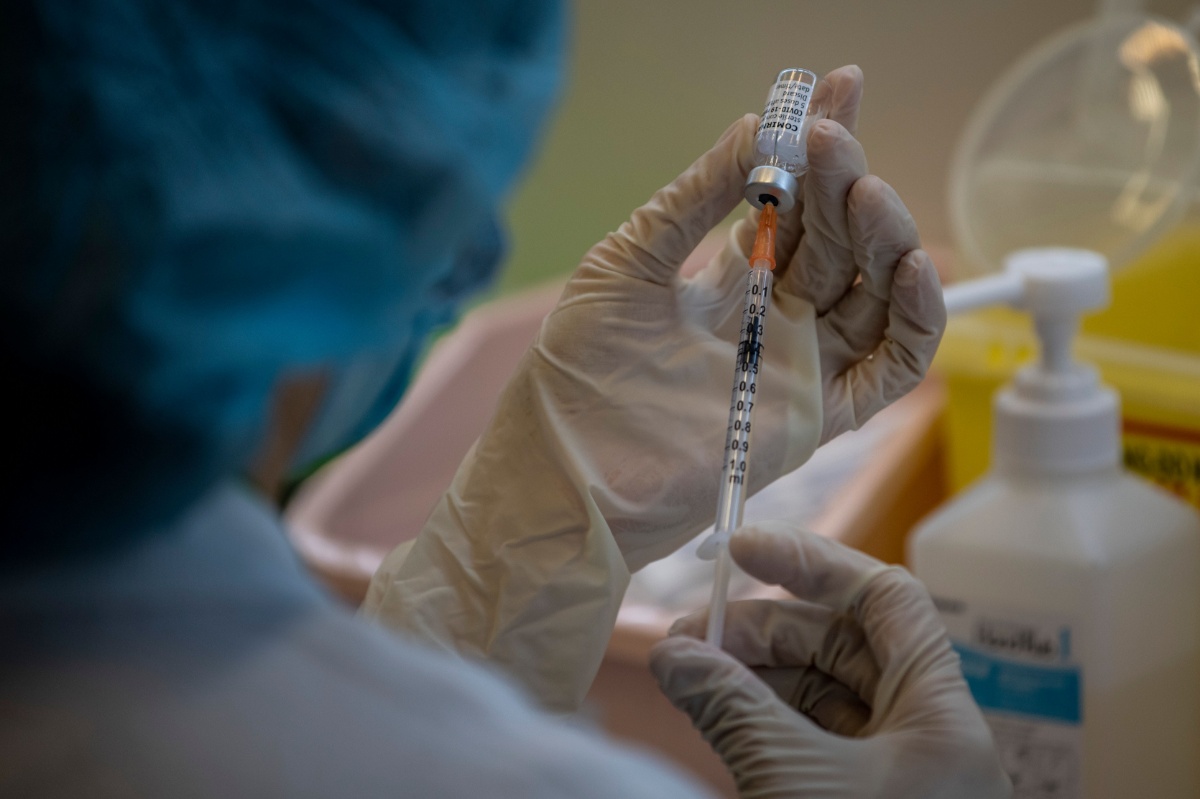 本港新冠疫苗至今共接種約4707900劑疫苗 今日約68900人接種