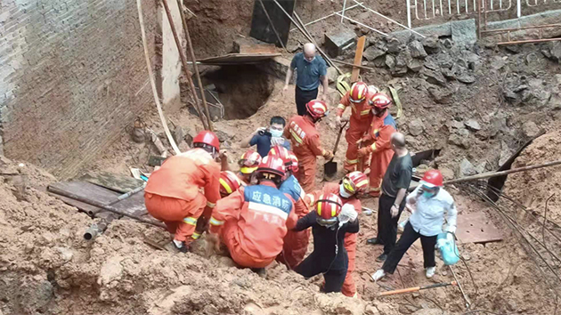有片｜深圳一在建工地圍牆倒塌致兩名工人被埋 消防緊急救援