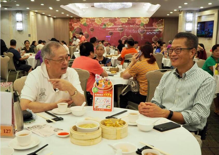 600萬人申消費券 財爺嘆茶助宣傳