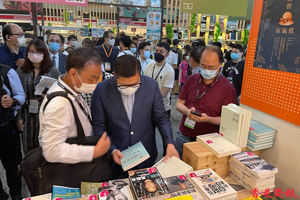 圖集｜局長逛書展 買書學國情